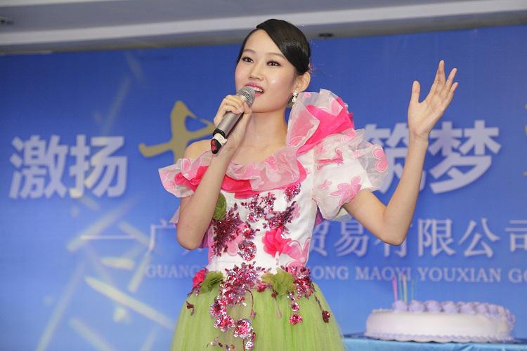 慶生儀式，女歌手領(lǐng)唱明天會(huì)更好