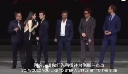 在現(xiàn)場主持人請(qǐng)各位主創(chuàng)為中國明星暫時(shí)讓出舞臺(tái)